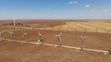 Eskimiş rüzgar türbinlerinin hava görüntüsü. Güneşli bir günde bozkırda rüzgârdan elektrik üretmek için park edin. Eski enerji üretim ekipmanları