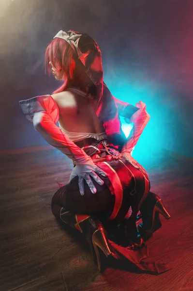 Retrato cosplay de atractiva sexy mujer cosplay caucásica joven en manga traje de guerrero anime sentado sexy en el suelo. Rosario retrato personaje disfrazado — Foto de Stock
