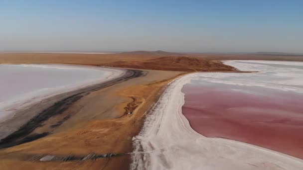 Vista aérea de um lago de sal rosa que seca. Lugares reservados e lagos incomuns — Vídeo de Stock