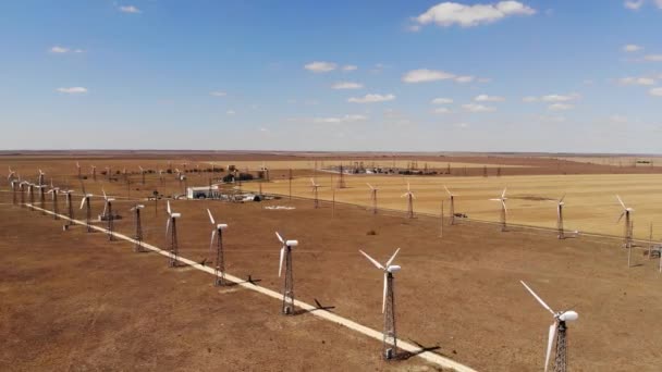 Воздушный вид устаревших ветряных турбин. Парк для производства электроэнергии от ветра в солнечный день в степной зоне. Старое энергетическое оборудование — стоковое видео
