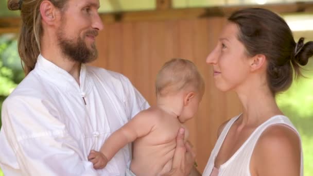 Öva gifta par kaukasiska man och kvinna med sin lilla dotter i övningsrummet. Ny tidsålder eko bosättning liv och nedväxling — Stockvideo
