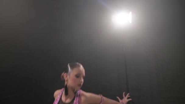 Atractiva chica caucásica en un vestido de baile en el estudio baila elementos de la dirección de baile latino. Bajo perfil. Baile de salón — Vídeos de Stock