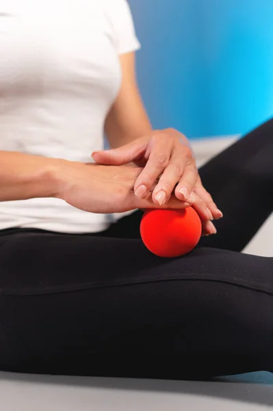 Închiderea unui terapeut de masaj masculin care arată clientului cum să folosească și să maseze o minge. Masaj coapse miofascial — Fotografie, imagine de stoc