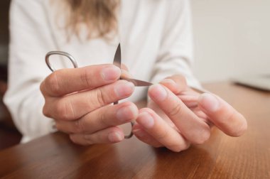 Yakın çekim tırnak sökücü. Evde keskin manikürcüler var. Manikür için araçlar.