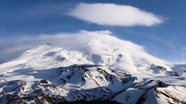 Formazione serale di nuvole time-lapse sul vulcano Elbrus dormiente ricoperto di ghiacciai e neve — Video Stock
