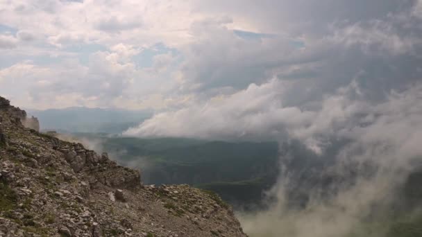 Тимелапс кружит облака на скале высоко в горах. — стоковое видео