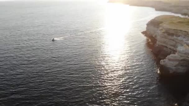 Turistas a caballo en el mar Vista aérea de la navegación en moto acuática en el océano con vista a la costa tropical de Seychelles — Vídeos de Stock