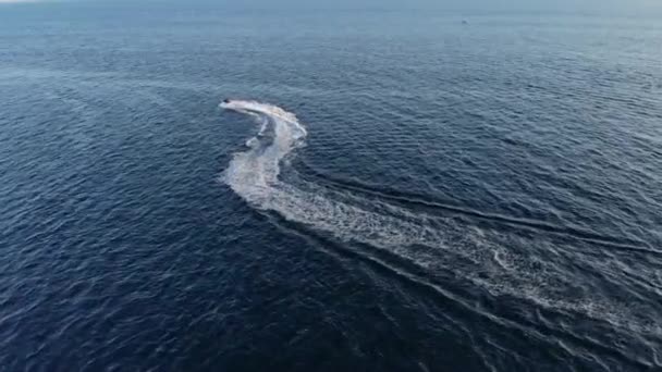 Passeios turísticos no mar Vista aérea de jet-ski navegando no oceano com vista para a costa tropical das Seychelles — Vídeo de Stock