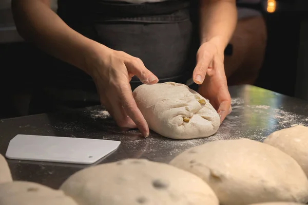 Panadero haciendo pan, manos femeninas, amasando masa, cocinando —  Fotos de Stock
