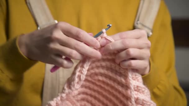 Close-up of young female hands of a Caucasian girl doing crochet, shows how to knit correctly. Shallow depth of field. high dynamic range. — Stock Video