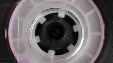 Ses kasetinin yakın çekim elemanı. Makro makarayı ses bandıyla döndürme