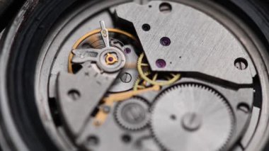 Makrodaki eski bir kol saatinin dişli mekanizması. Yakın plan.