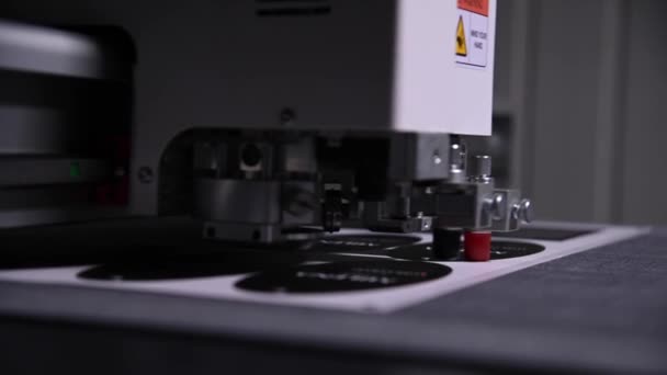 Detailní záběr mělké hloubky pole výrobní plotr v tiskárně automaticky vyjme obaly a štítky z lepenky — Stock video