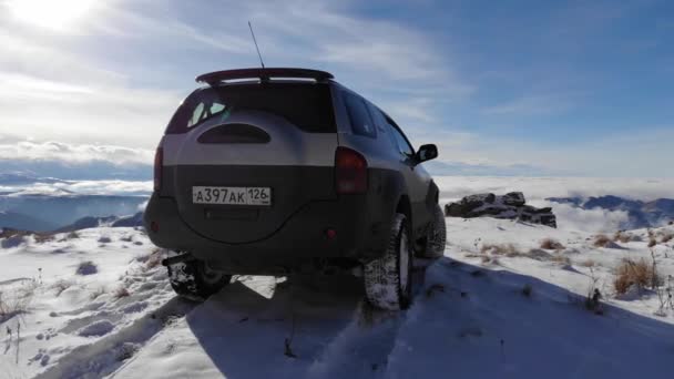PYATIGORSK,ロシア- 2021年12月5日:いすゞ自動車の冬の山のオフロードツアー。空飛ぶ車の眺め — ストック動画
