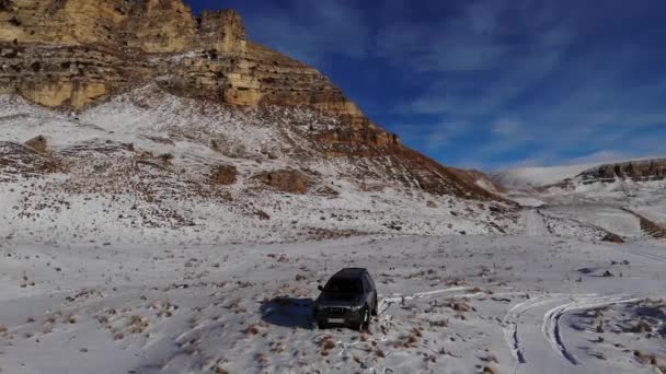 PYATIGORSK, RUSSIA - December 5, 2021: Off-road tour of the winter mountains in Isuzu Vehicross. Αεροφωτογραφία πτήσης πάνω από αυτοκίνητο — Αρχείο Βίντεο