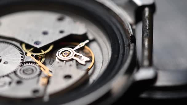 Arbeitsmechanismus einer alten Armbanduhr in Makro. Nahaufnahme — Stockvideo