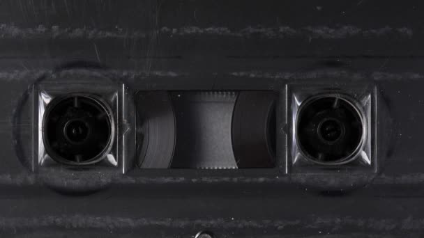Close-up Magnetofon odtwarza kasetę audio. Zbliżenie. Klasyczna kaseta audio obraca się na czystej taśmie używanej do nagrywania dźwięku w odtwarzaczu kasetowym retro. Nagrywanie rozmów. — Wideo stockowe