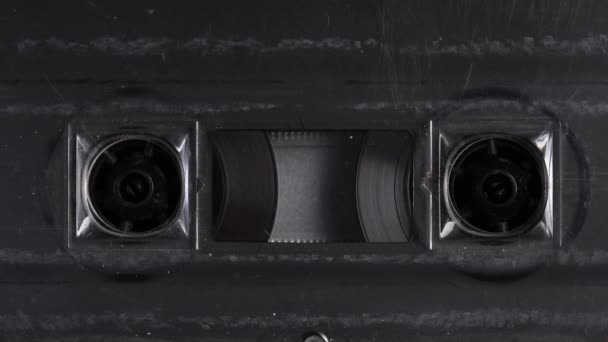 Primo piano Un registratore sta riproducendo una cassetta audio. Primo piano. Una cassetta audio vintage gira su un nastro bianco utilizzato per registrare il suono in un lettore di cassette retrò. Registrazione delle conversazioni. — Video Stock