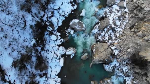 Kışın dağ nehrinin en güzel manzarası. İnsansız uçak huzurlu bir nehrin üzerinden uçtu. Turkuaz su saf içme suyu kaynağı — Stok video