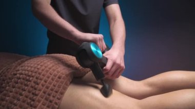 Bacağının arkasına perküsyon masajı. Kalçanın arkasına ve baldır kaslarına masaj yap. Perküsyon masajcısı olarak çalışıyor.