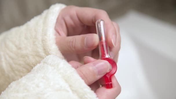 Zbliżenie żeńskich dłoni za pomocą szczotki międzyzębowej w łazience na tle zlewu. Profesjonalna pielęgnacja aparatów fotograficznych i zębów — Wideo stockowe