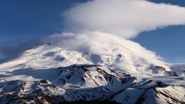 Uyku halindeki Elbrus yanardağının üzerindeki zaman atlamalı bulut oluşumu buzullar ve karla kaplıydı.