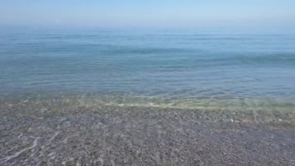 Mañana tranquila superficie del mar con neblina en colores fríos. Fondo de mar tranquilo y tranquilo para la meditación — Vídeo de stock