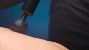 Belin alt kısmının yakın çekim perküsyon masajı. Masaj odasında perküsyon masajı uzmanı olarak çalışıyorum.