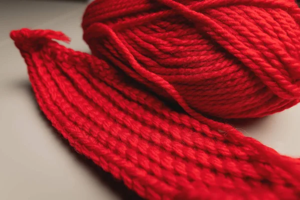 在纱线球旁边的一块未织成的羊毛的特写。红毛纱 — 图库照片