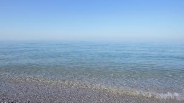 Утром спокойная поверхность моря с дымкой холодного цвета. Спокойный спокойный морской фон для медитации — стоковое видео