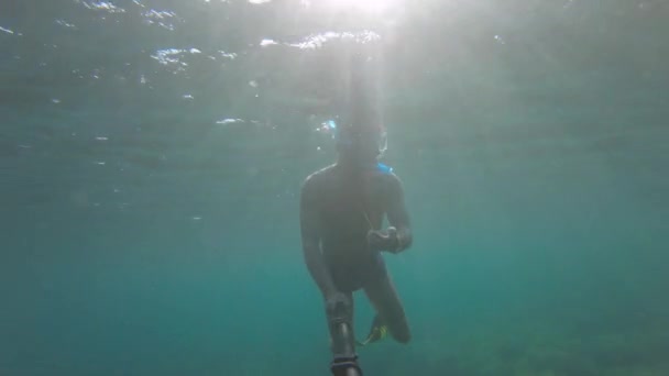 Un hombre sostiene una brújula en su mano y busca dirección mientras está bajo el agua. Concepto de orientación humor. El concepto de encontrar un camino. Un turista usa una brújula para navegar bajo el agua — Vídeos de Stock