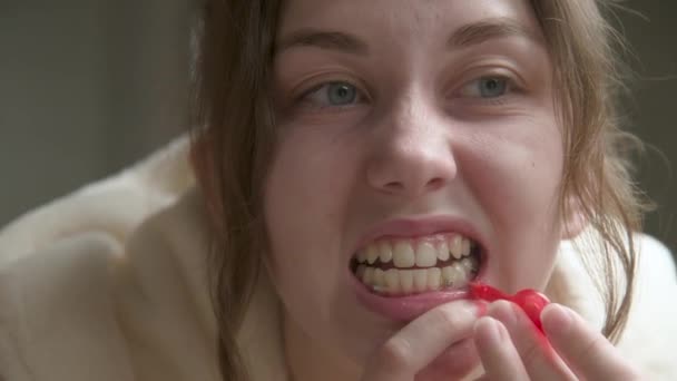 Blanke Vrouw Gebruikt Een Tandenborstel Interdentale Ruimten Schoon Maken Professionele — Stockvideo