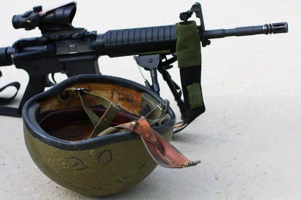 Helmet and rifle — Stock Photo, Image