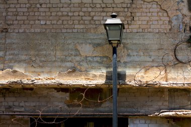 tuğla wall.lantern.barbed tel