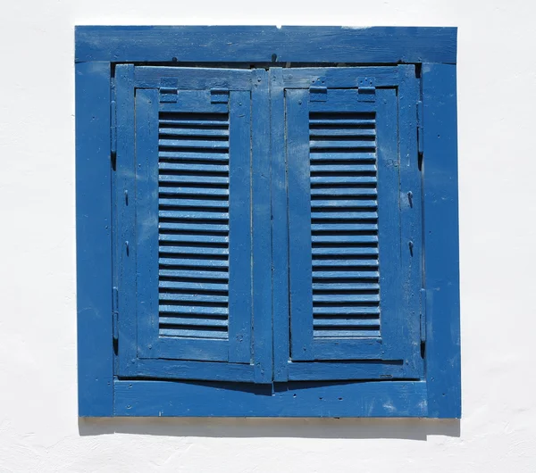 Fenêtre bleue avec volets — Photo