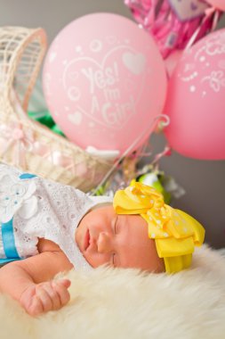 Yeni doğan bebek kız kabartmak üzerinde uyuyor