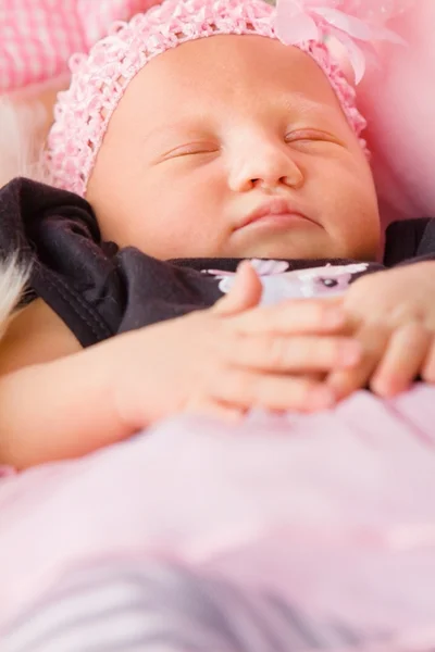 Nyfödd flicka sover — Stockfoto