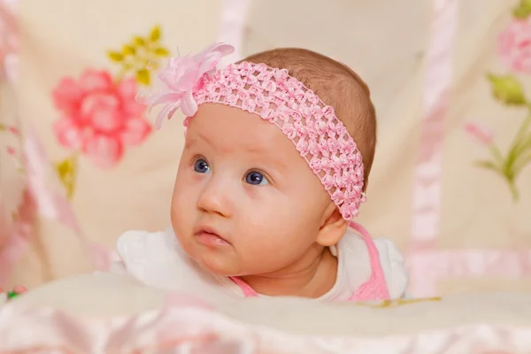 Baby flicka på flower filt — Stockfoto