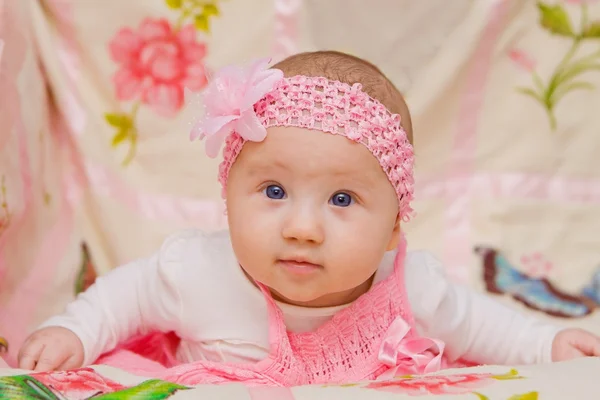 Meisje van de baby op bloem deken — Stockfoto