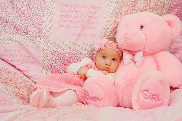 Holčička na růžová deka — Stock fotografie
