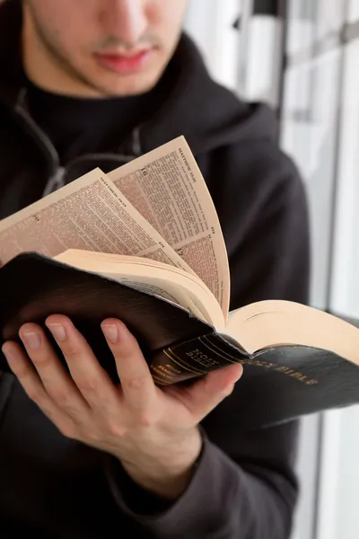 Man Reading Bíblia — Fotografia de Stock