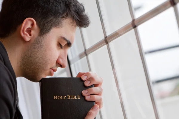 Hombre rezando por ventana — Stockfoto