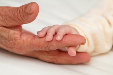 Bebek tutan büyük büyükanne parmak