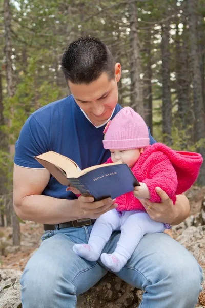 Baba ve bebek kız okuma İncil — Stok fotoğraf