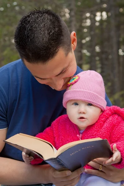 Pappa och baby dotter läsa Bibeln — Stockfoto