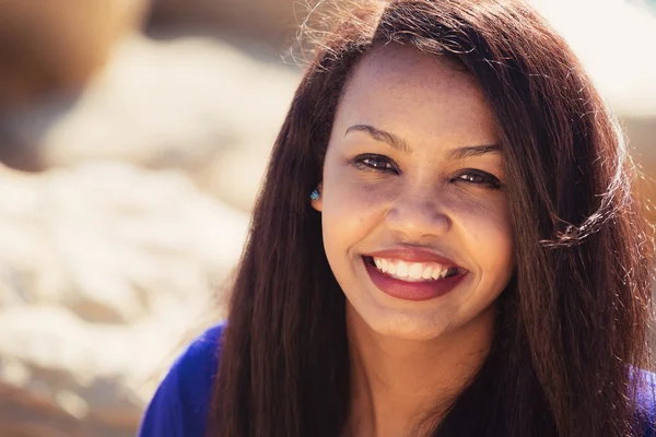 Jovem senhora sorrindo — Fotografia de Stock