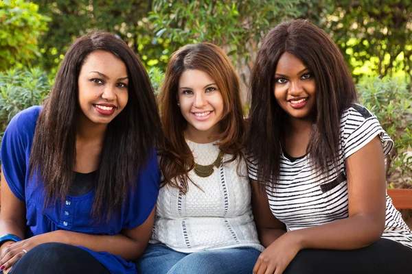 Üç güzel kız gülümseyerek — Stok fotoğraf