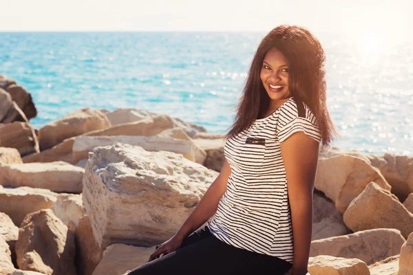 Chica de pie junto al mar — Foto de Stock