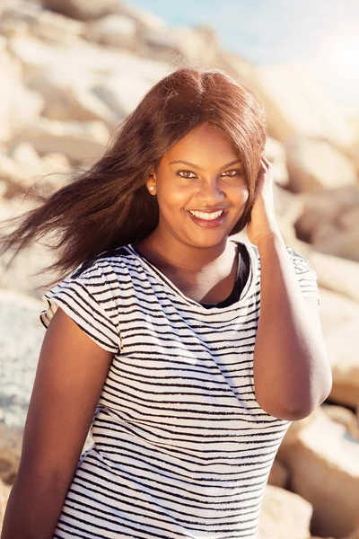 Hermosa joven sonriendo en la naturaleza — Foto de Stock