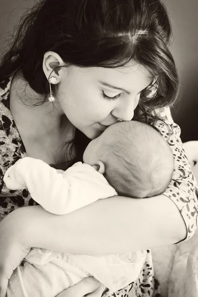 그녀의 아기를 사랑 하는 어머니 — 스톡 사진